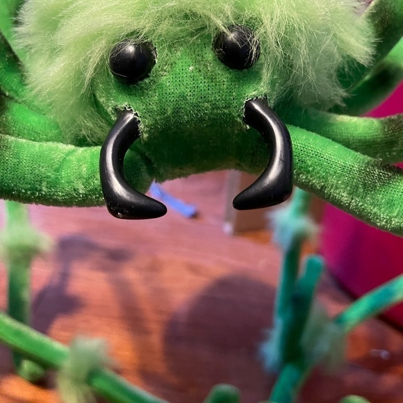 Large Green And Black Spider With Adjustable Legs For Halloween - Picture 4 of 13